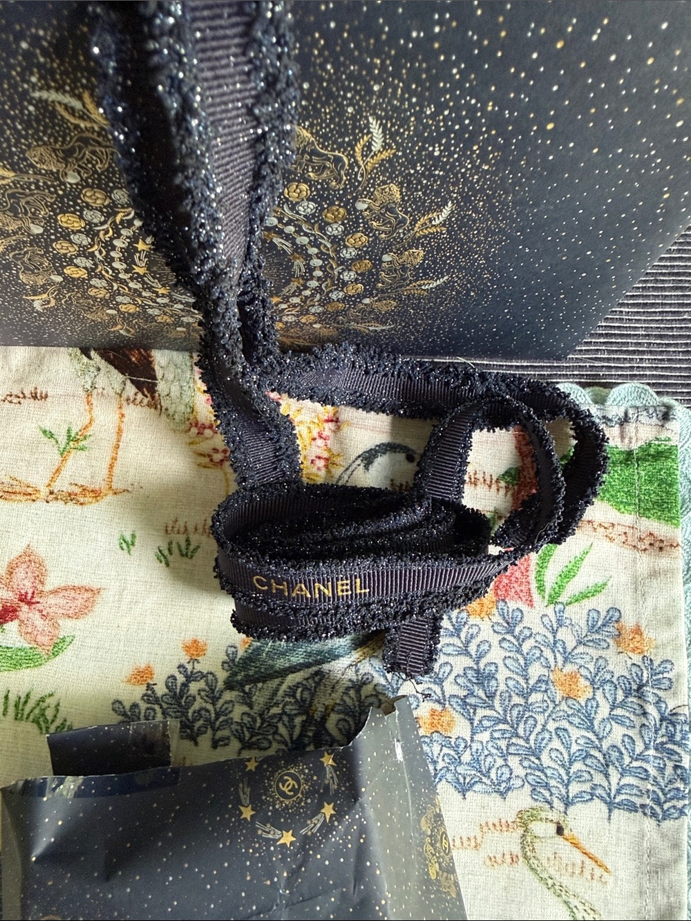 Chanel 2025 "Winter Constellation" limited-edition holiday gift bag ribbon paper - Picture 3 of 4